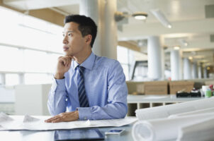 Homme à son bureau