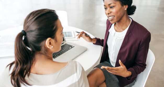 Deux femmes en réunion